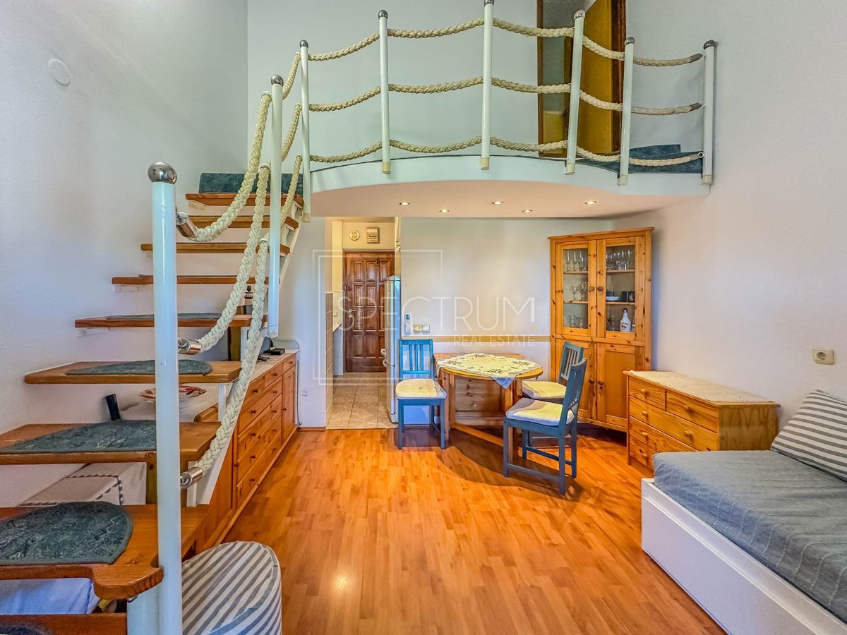 Poreč okolica, dvoetažan stan 350 m od mora