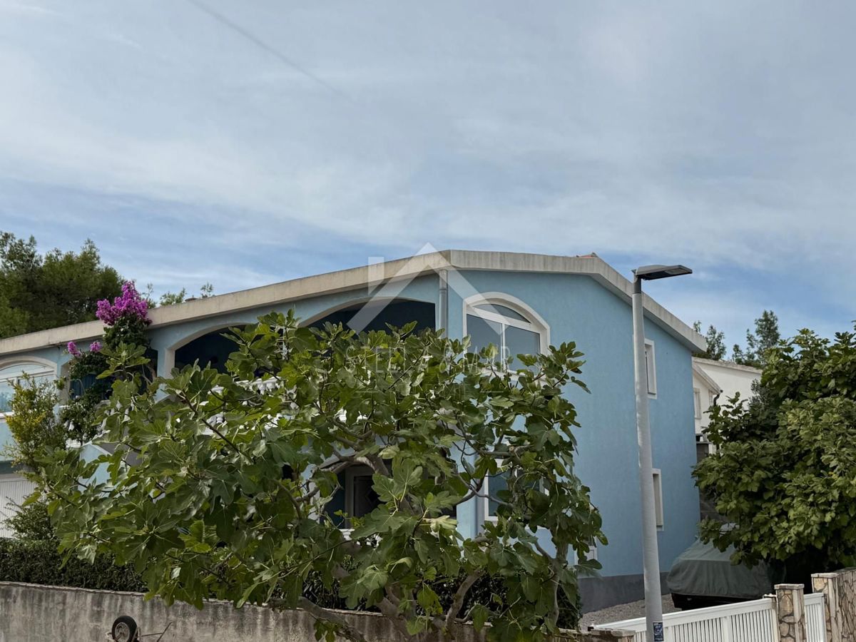 Haus mit 4 Wohnungen, Garage, großem Garten - Vir – 2