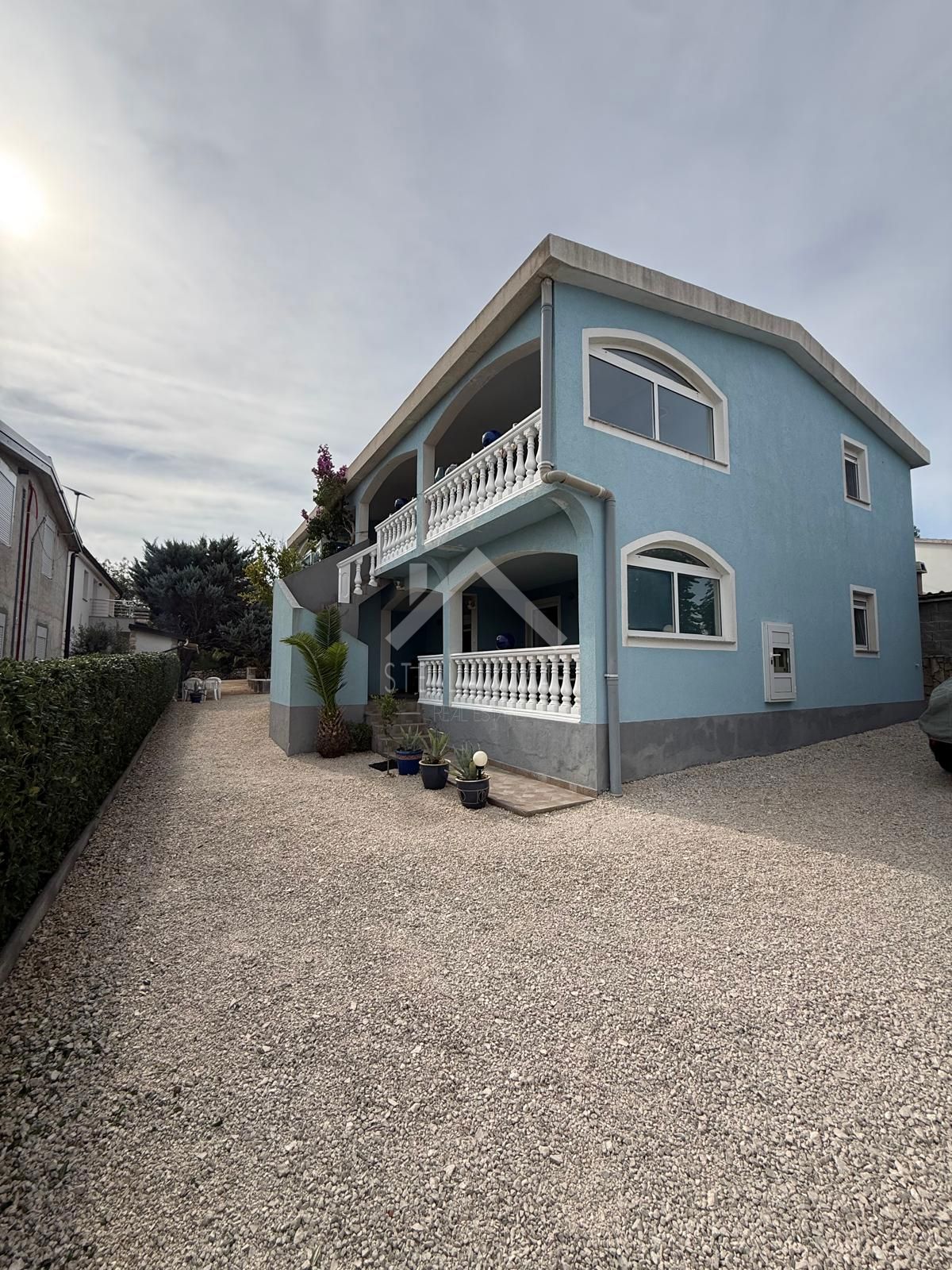 Haus mit 4 Wohnungen, Garage, großem Garten - Vir – 3