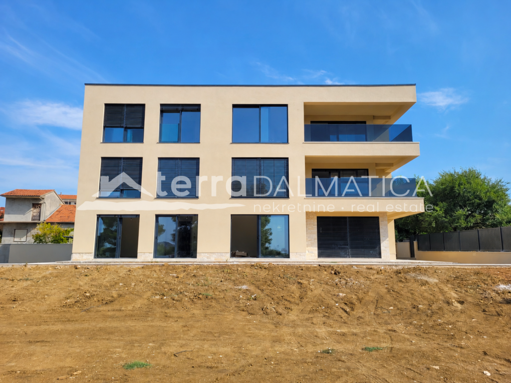 Stan u Vodicama - novogradnja s vrtom, 80 m od mora