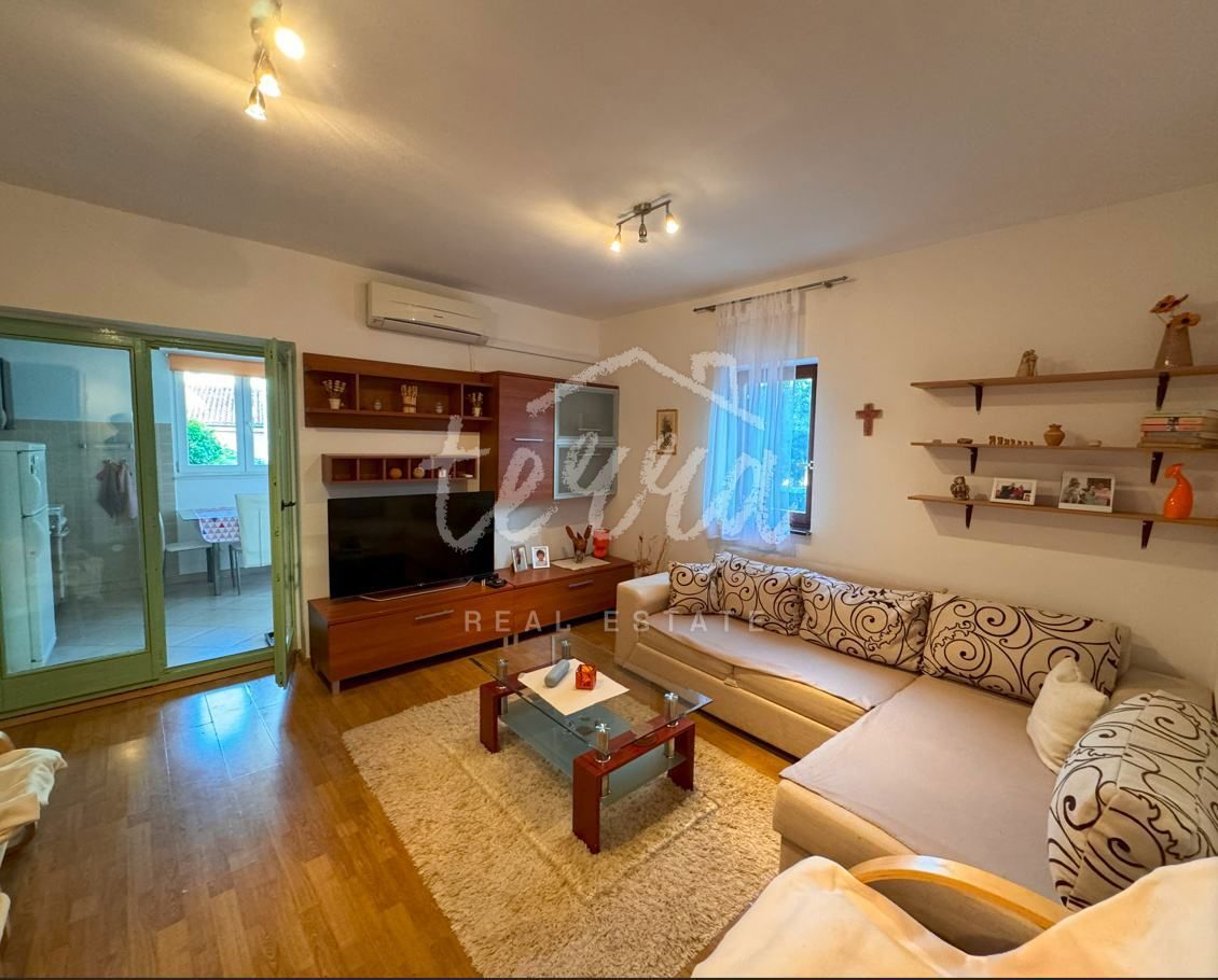 Apartman s velikim vrtom,Novigrad