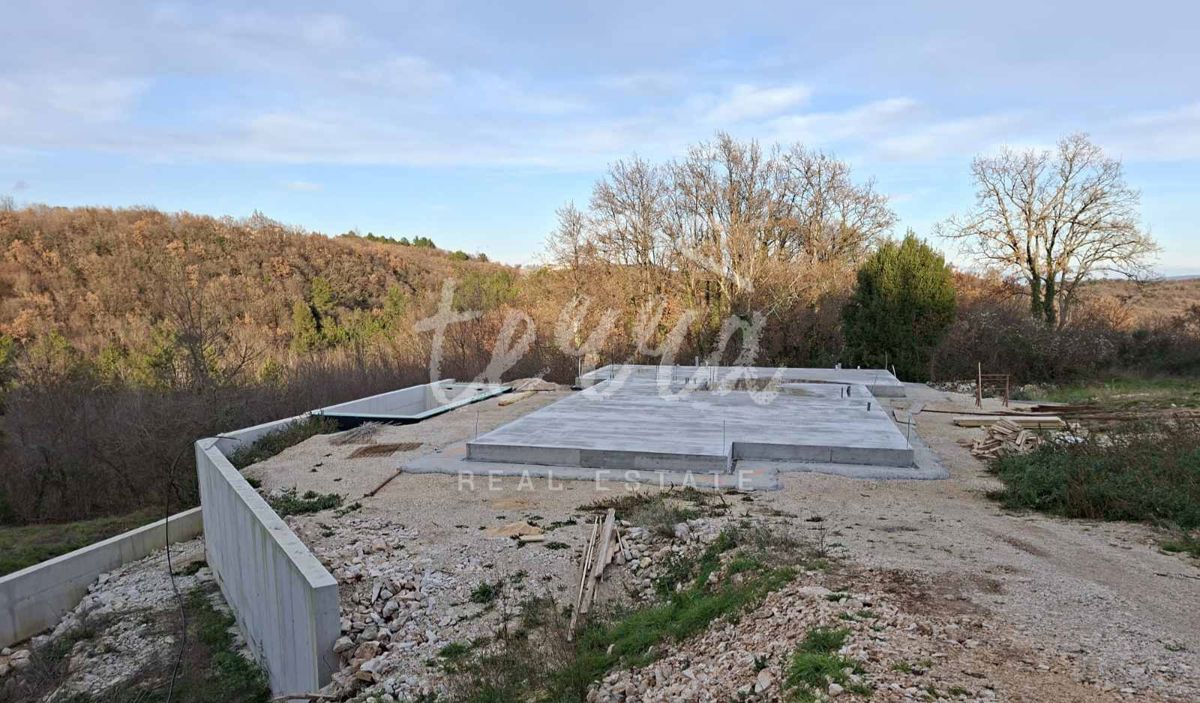 Участок LABIN, 385.000 €