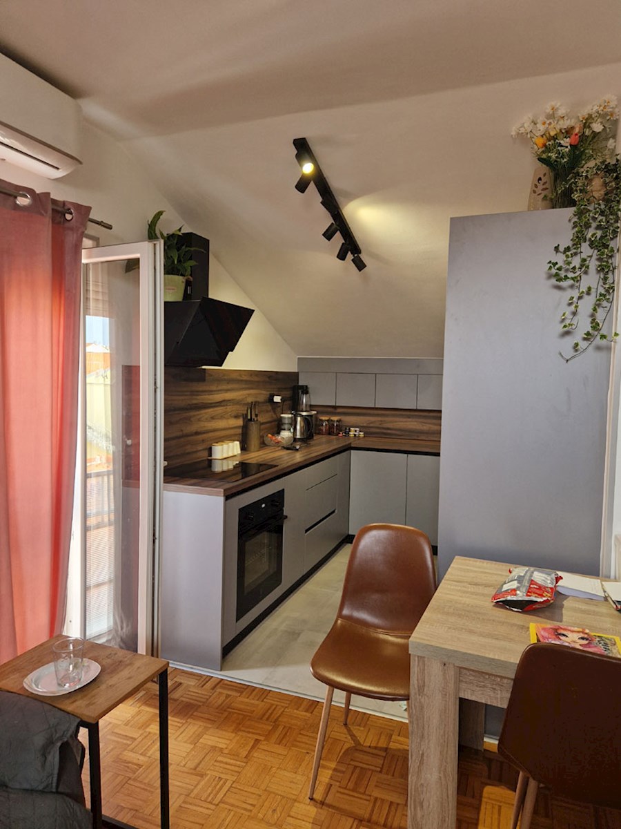 Stan u Poreču u centru, 3. kat, pogled na more, 52 m2 (SP-420)
