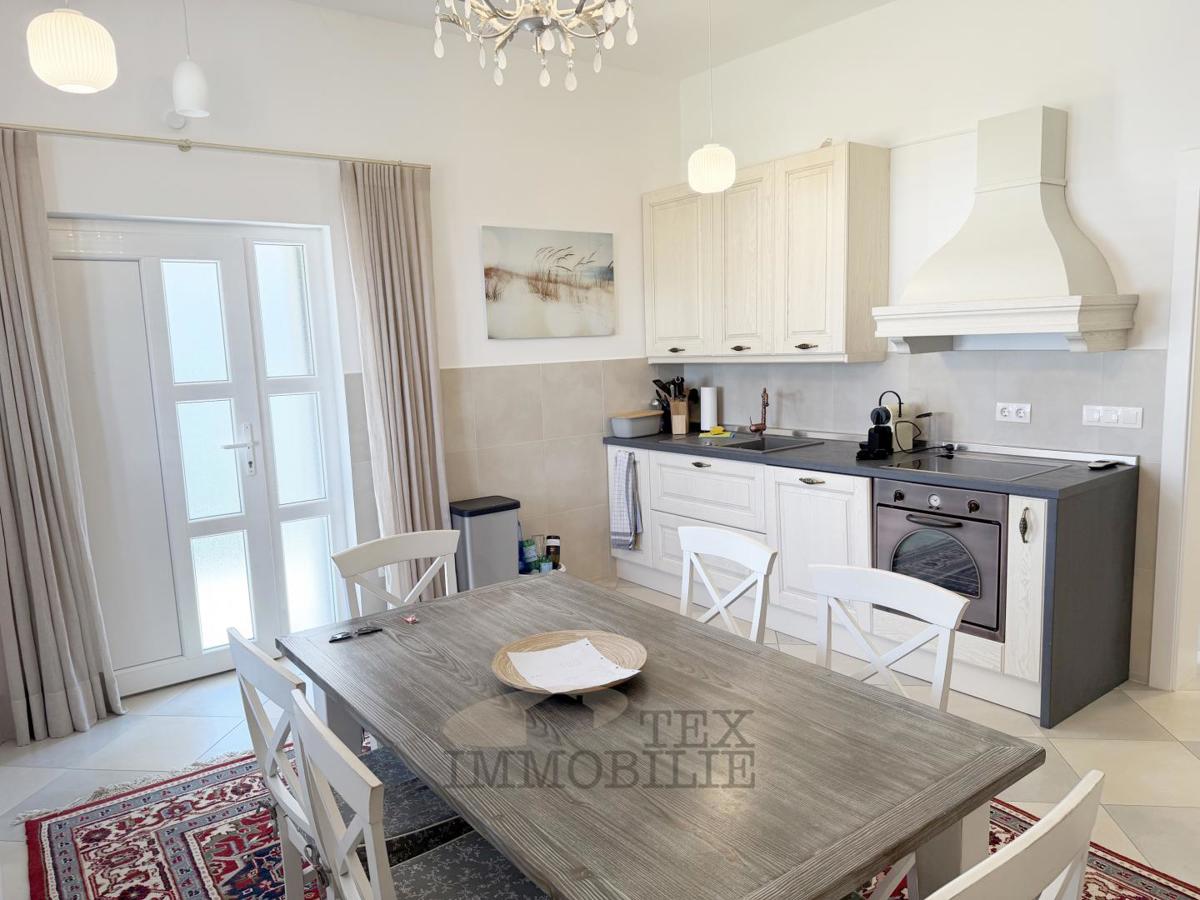 Poreč - stan 107 m² s tri spavaće sobe i vrtom od 208 m2