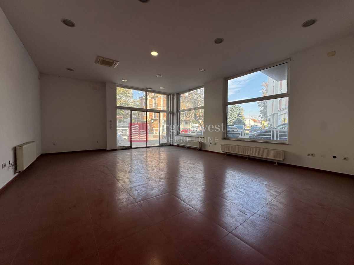 Locale commerciale SLAVONSKI BROD, 295.000 €