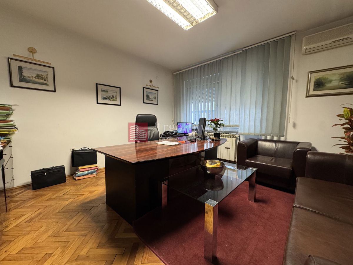 Locale commerciale SLAVONSKI BROD, 650 €