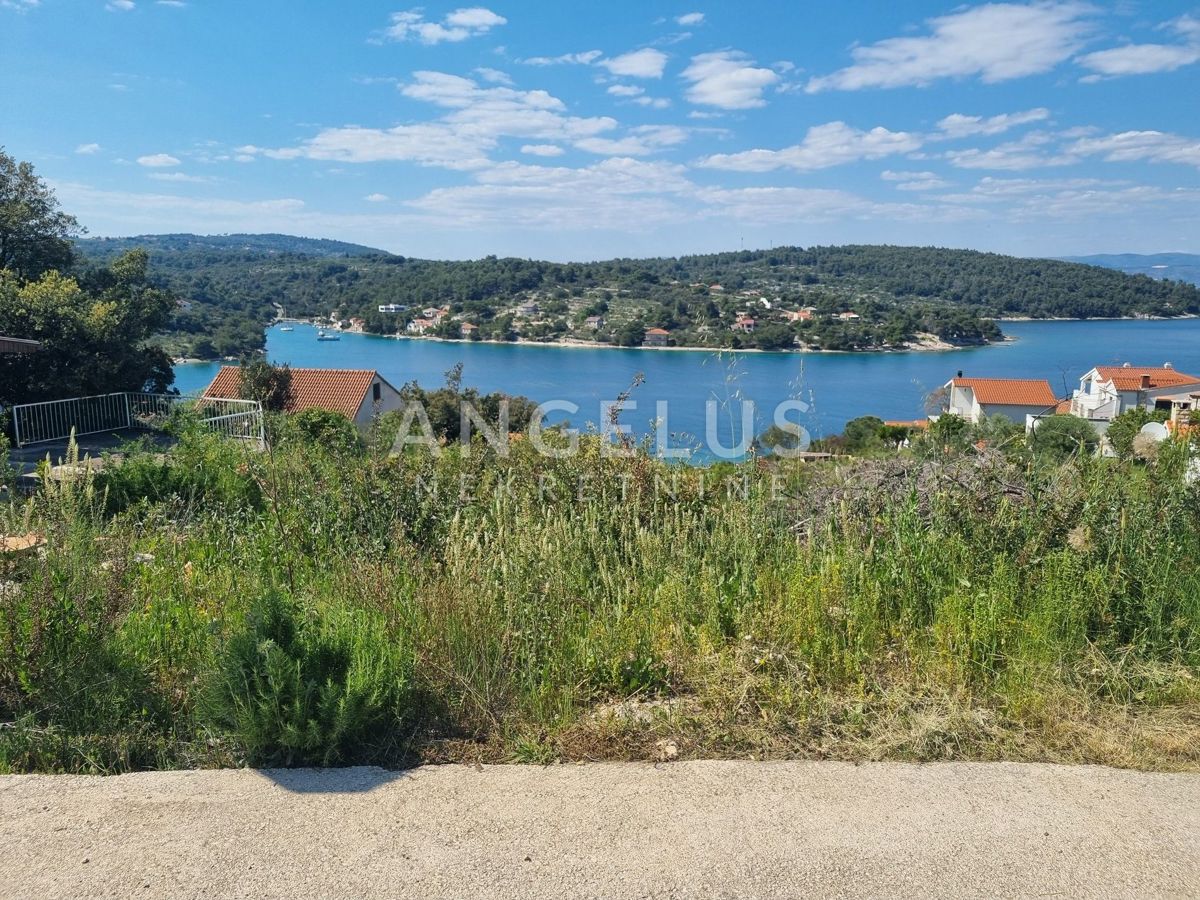 NEČUJAM