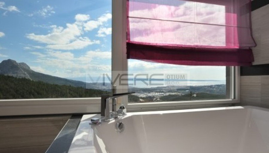 Bathtub with view