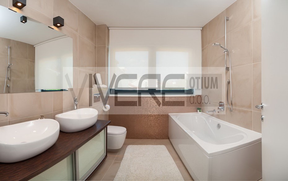 En-suite bathroom with bathub