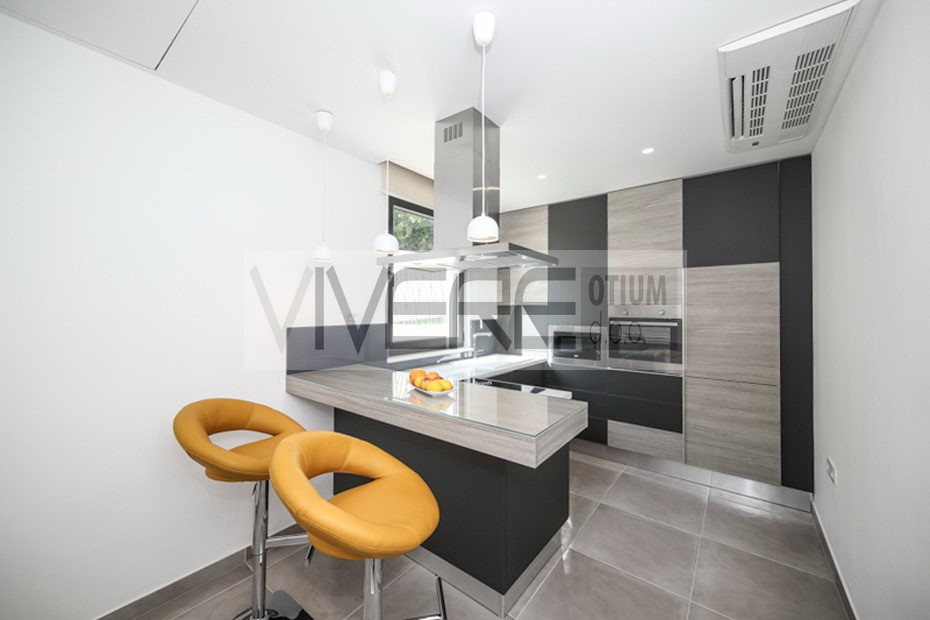 Kitchen with bar